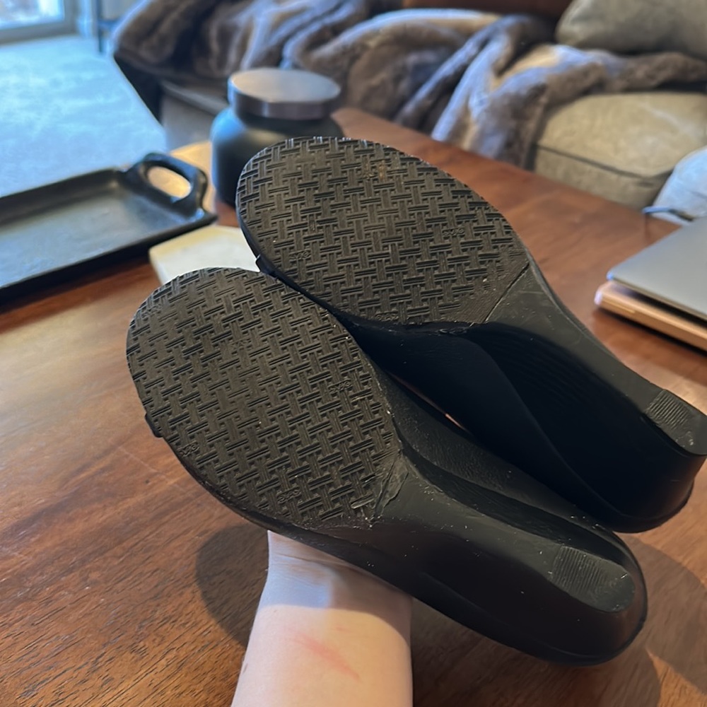 Tory Burch leather closed toe wedge - Picture 4 of 6